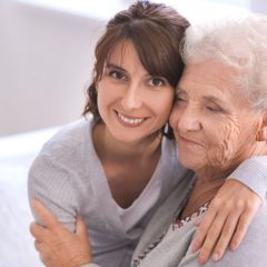 עזרה לקשישים בבית מטעם מטפלת סיעודית
