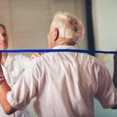 תרגילי פיזיותרפיה שאפשר לעשות בבית
